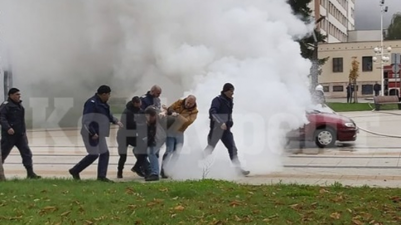 Мъж подпали колата си пред общината във Враца, нападна полицаи ВИДЕО