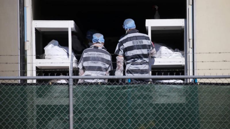 СНИМКИ на К-19 ужаса: Затворници товарят в хладилници тела на починали като чували с картофи