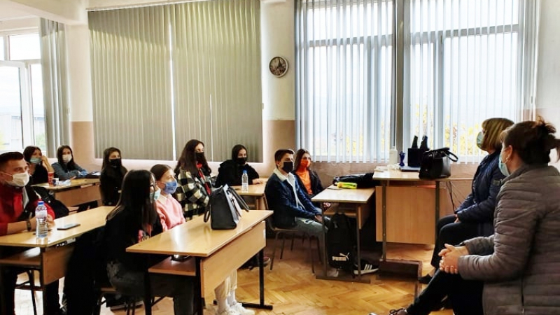 Д-р Мехмед даде съвет на ученици в Черноочене и разчувства мрежата 
