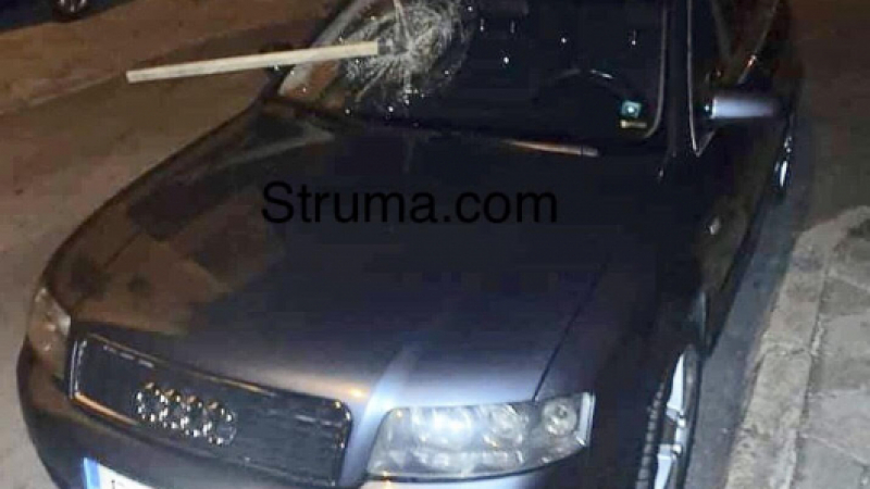 Със забита кирка осъмна Аудито на съсед на зам.-шефа на полицията в Сандански СНИМКА 
