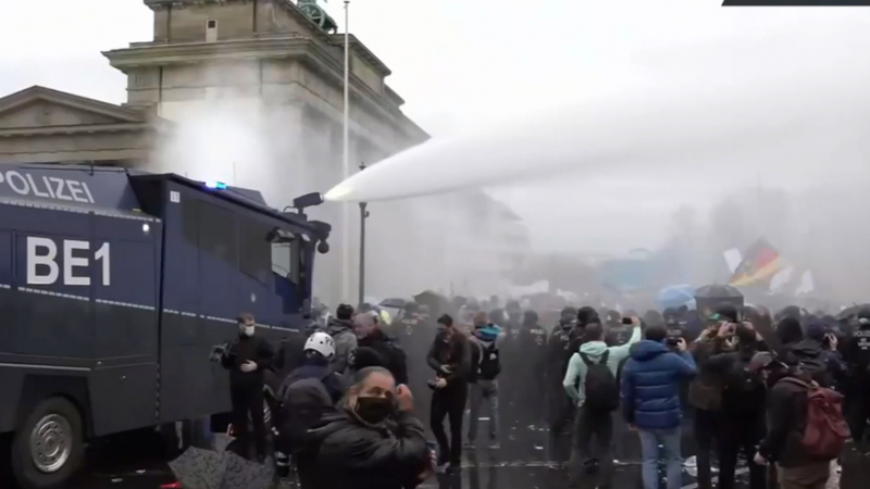 НА ЖИВО: Полицията използва водно оръдие срещу протестиращите в Берлин
