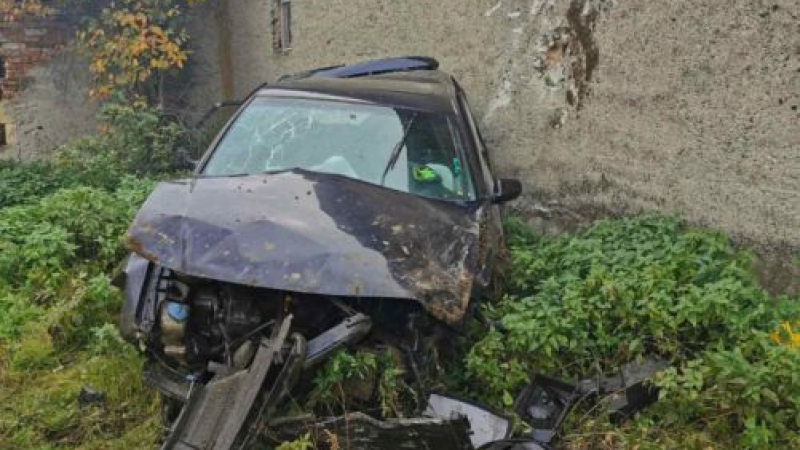 Страшни СНИМКИ: 27-г. шофьор загуби живота си при невиждан инцидент в Исперихско 