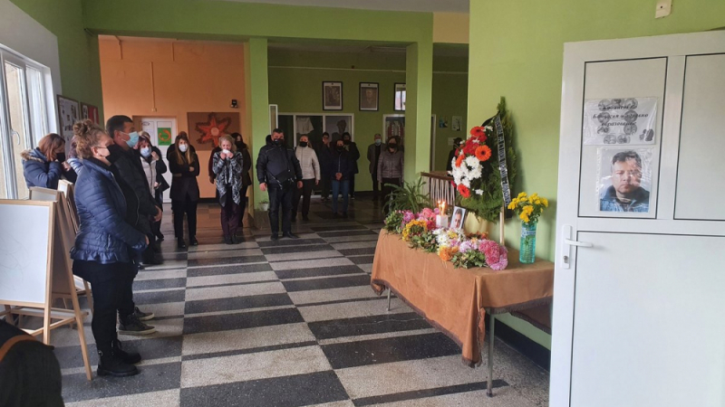 Последно сбогом: Ученици с трогателно послание до починалия в Руенско учител с К-19