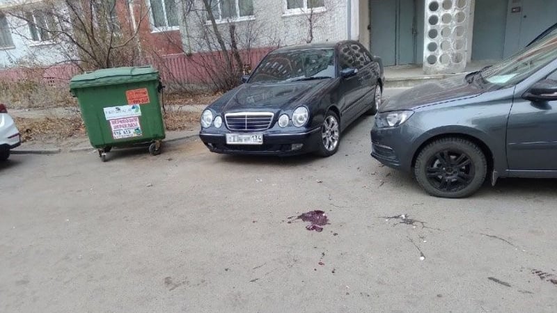 Жители на блок дадоха брутален урок на собственик на паркиран Mercedes СНИМКИ