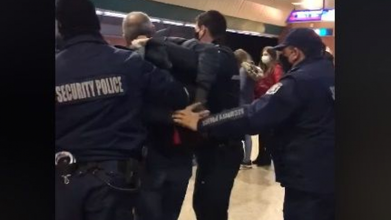 Арестуваха зрелищно двама без маски на столичната метростанция "Сердика" ВИДЕО