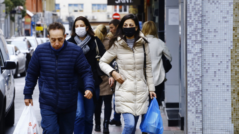 Нелепо: В Гърция трябва да носите две маски, ако... 