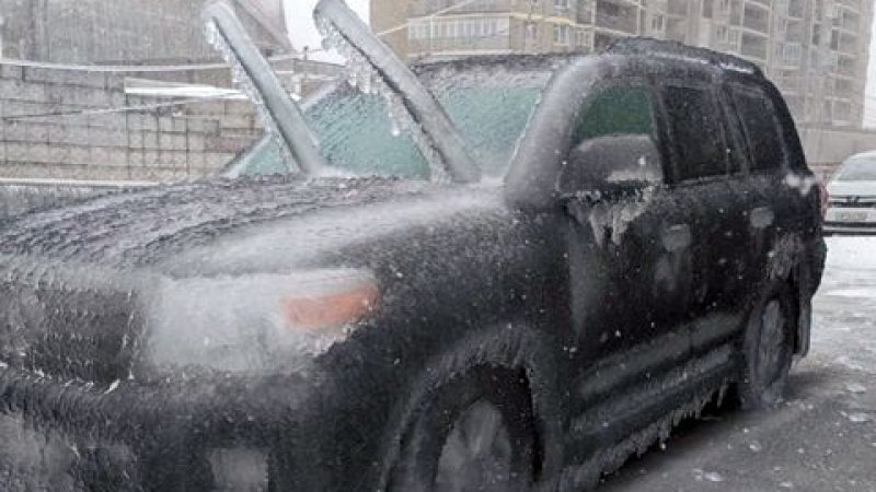 Така се чисти заледен автомобил по руски ВИДЕО