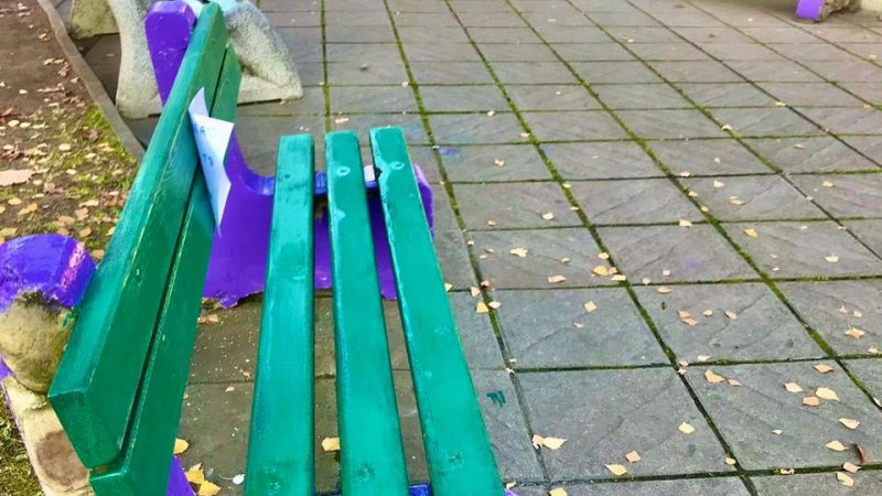 Кмет на „Демократична България“ се похвали с кичозни пейки и беше моментално оплют