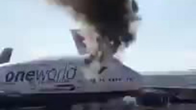 Пламъци обхванаха Boeing-747 на летище ВИДЕО
