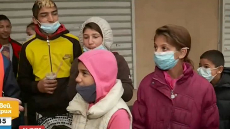 Тумба роми, начело с 13-годишна майка, търсят дом в София ВИДЕО