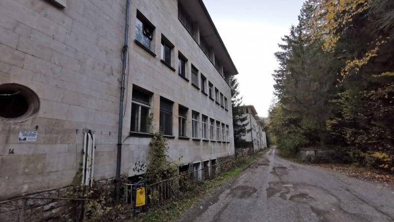 Като в Чернобил: Кошмарна гледка от най-голямата белодробна болница на Балканите край село Радунци
