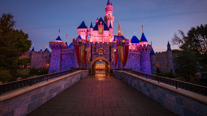 Disneyland Париж няма да отвори врати поне до...