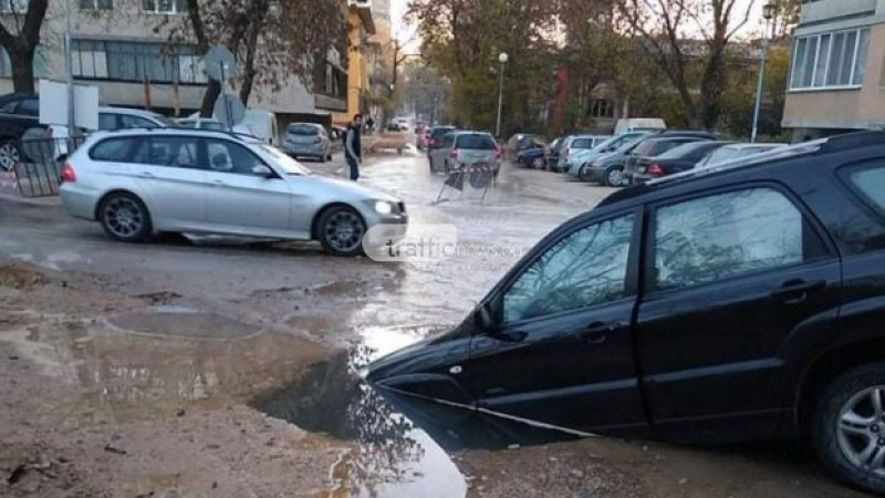Кошмар в Пловдив! Кола изчезна за секунди в улична дупка  СНИМКИ