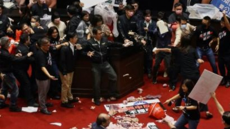 Меле: Юмруци и свински черва полетяха в парламента в Тайван