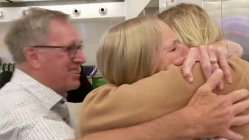 До сълзи: Семейства се събират след 4 месеца карантина ВИДЕО 