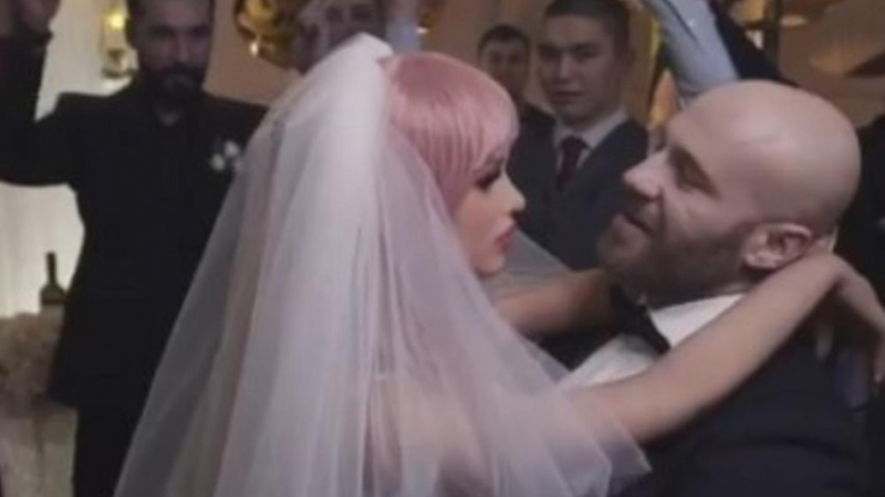 Актьор се ожени за кукла на истинска сватба с пръстен и първа целувка ВИДЕО/СНИМКИ