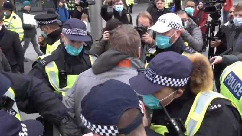 Десетки арестувани в Лондон по време на протест срещу локдауна ВИДЕО 