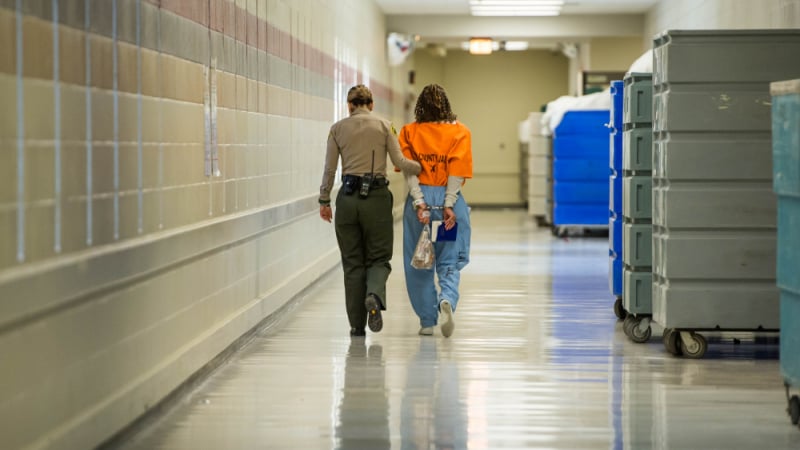 Защо жените в затвор в Калифорния не могат да забременеят