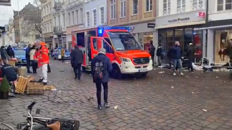 Кървав ужас в Германия! Кола се заби в тълпа пешеходци ВИДЕО