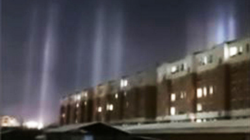 Загадъчни светлинни стълбове в небето смаяха всички в интернет ВИДЕО