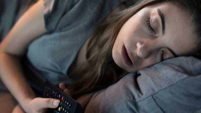 Ето защо заспиването пред телевизора е лоша и опасна идея