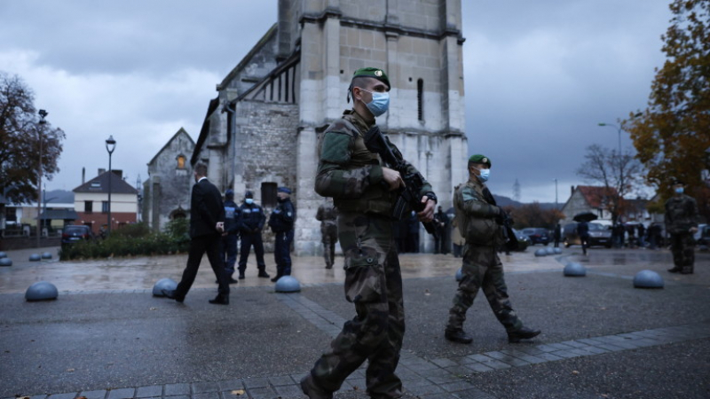 Полицията във Франция нахлу в десетки джамии, обвинени в радикализация