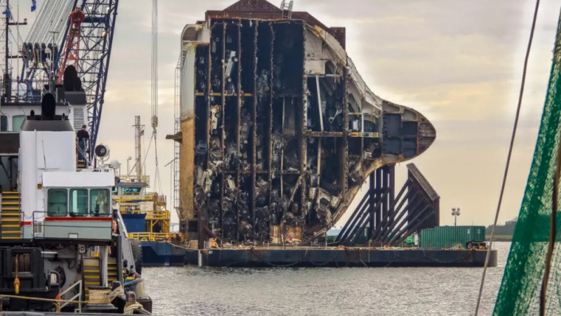 Гигантски "трион" разряза кораб с хиляди коли вътре ВИДЕО