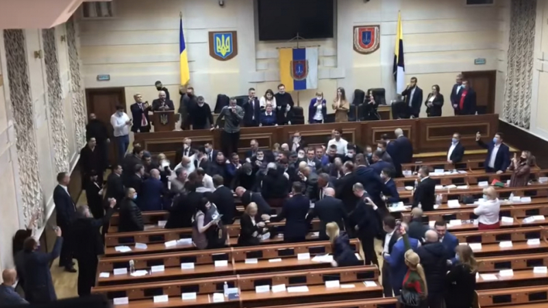 Зрелищно ВИДЕО: Депутати си спретнаха масов бой и потрошиха парламента 