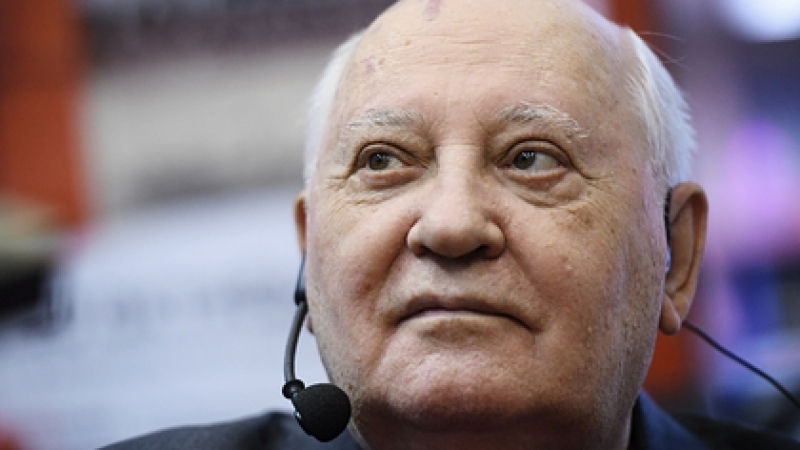 Михаил Горбачов се е самоизолирал в дома си 