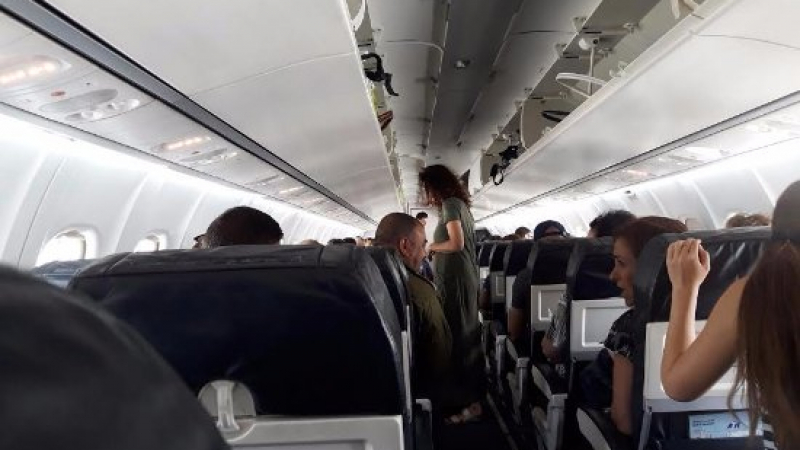 Стюардеса в мини пола затвори багажника с крак и възхити интернет ВИДЕО