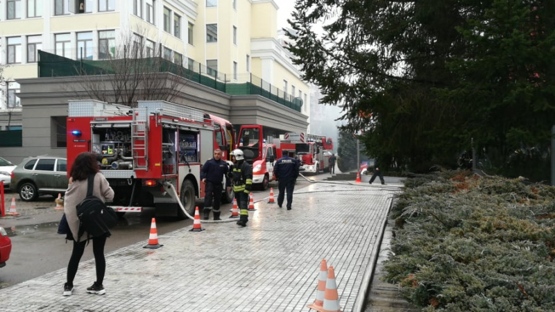 Сигнал до БЛИЦ! Инцидент в ж.к. "Хладилника" в София, евакуират хора от бизнес център СНИМКИ