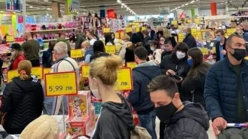 Пловдивски магазин нагло наруши мерките и пусна 700 клиенти наведнъж
