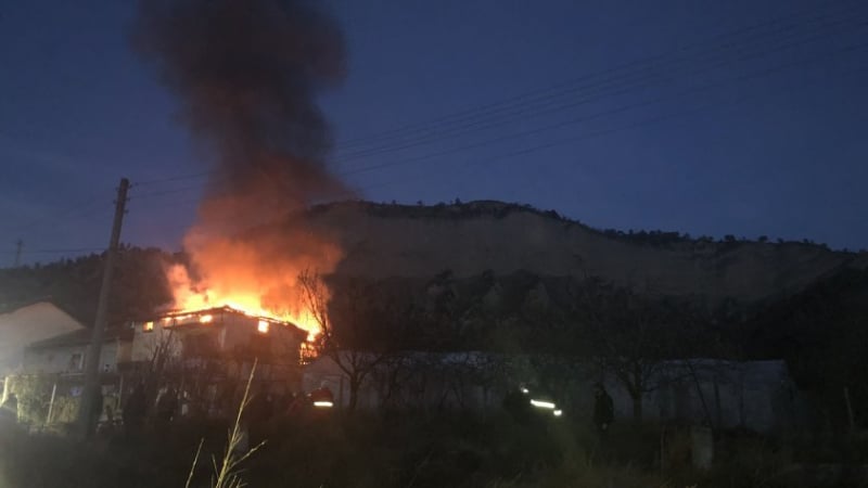 Огнен ад в Кресна вдигна на крак пожарната СНИМКИ 
