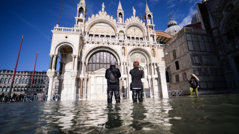Драматична ситуация: Площад „Сан Марко” във Венеция е под вода ВИДЕО