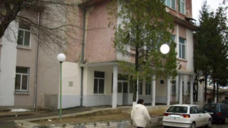 Трагедия! Жена издъхна пред входа на вътрешно отделение в МБАЛ Благоевград
