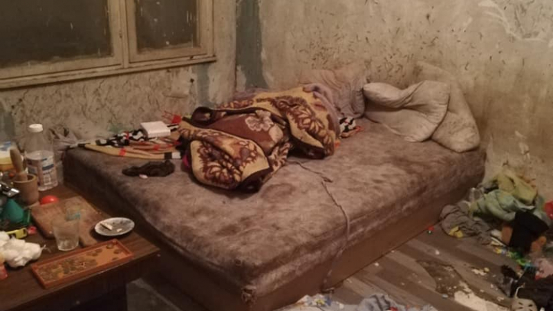 Българче живее с психично болната си майка в тотална мизерия върху опикан под 