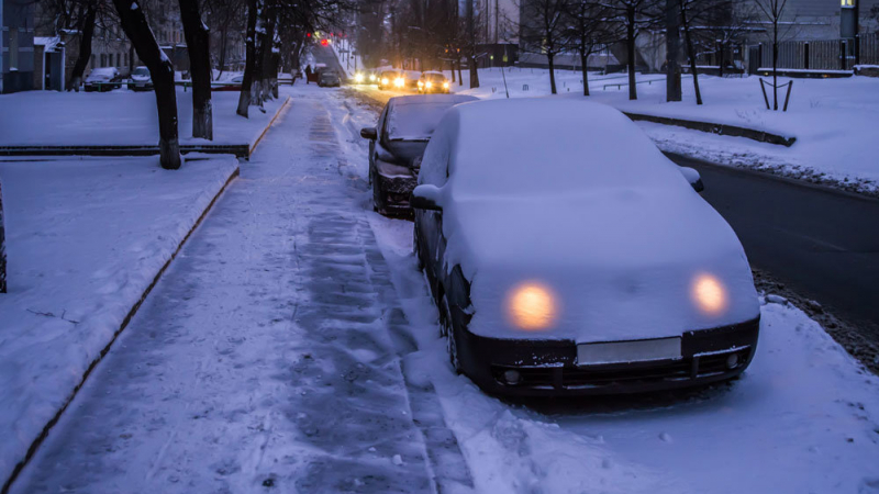 Защо мигането с фаровете на колата преди стартиране на двигателя помага през зимата