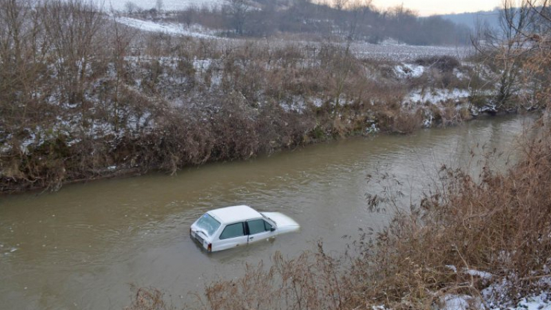 Mлада габровка излетя с колата си в река