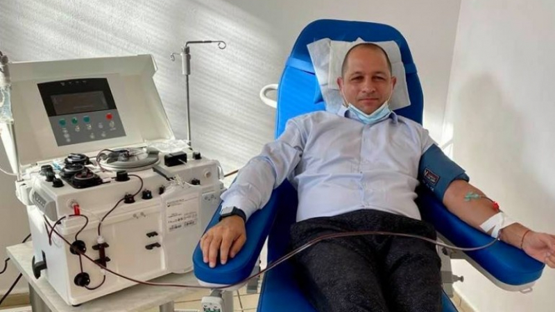 Депутат дари кръвна плазма за тежко болни от К-19