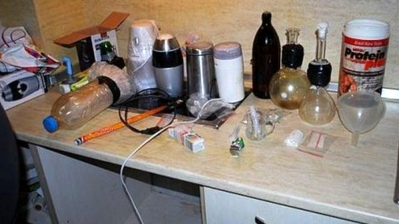 Полицаи влязоха в кухнята на младеж в Приморско и не повярваха на очите си