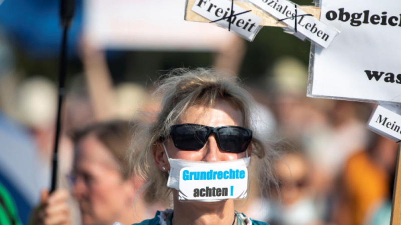 Най-малко 72 души бяха арестувани на протест срещу мерките в Германия
