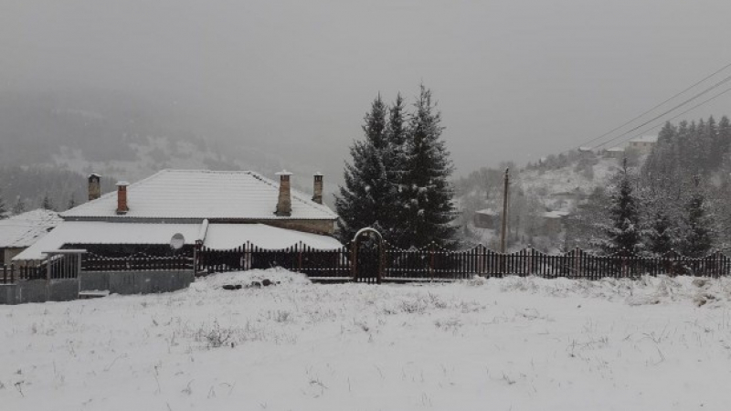 20 сантиметра сняг покри селата в Пловдивско СНИМКИ