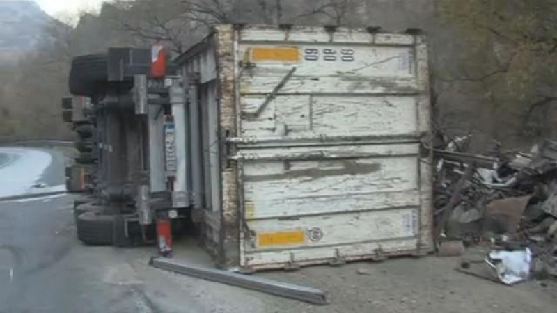 Голяма беля с тир, превозващ 23 тона нарове, на магистрала "Марица"