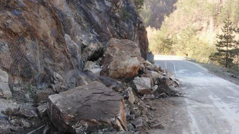 Камъни затрупаха кола в Прохода на републиката, семейство се спаси по чудо
