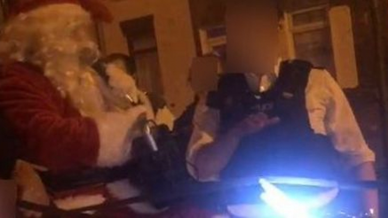 Полицията засече Дядо Коледа в Белфаст и го спря... шейната му била неизправна СНИМКА