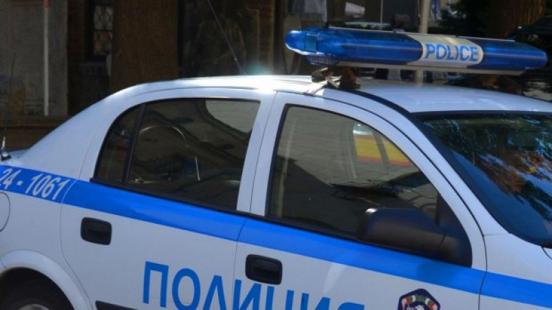Жена нападна с нож и крясъци пазарджишки полицай