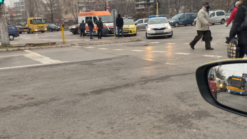 Първо в БЛИЦ! Меле с линейка и такси в София СНИМКИ