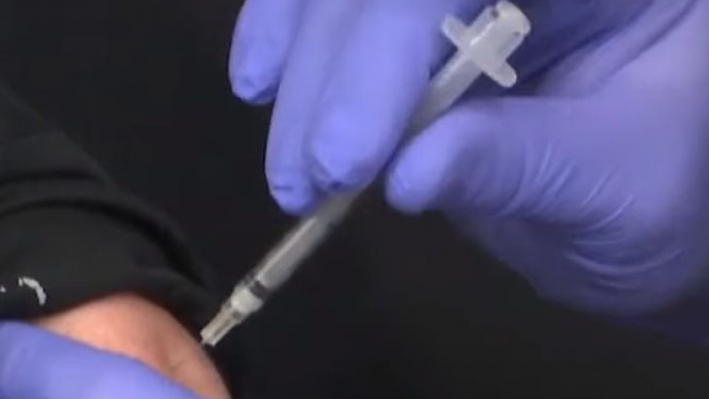 Цял свят говори за това ВИДЕО, в което "ваксинират" американец 