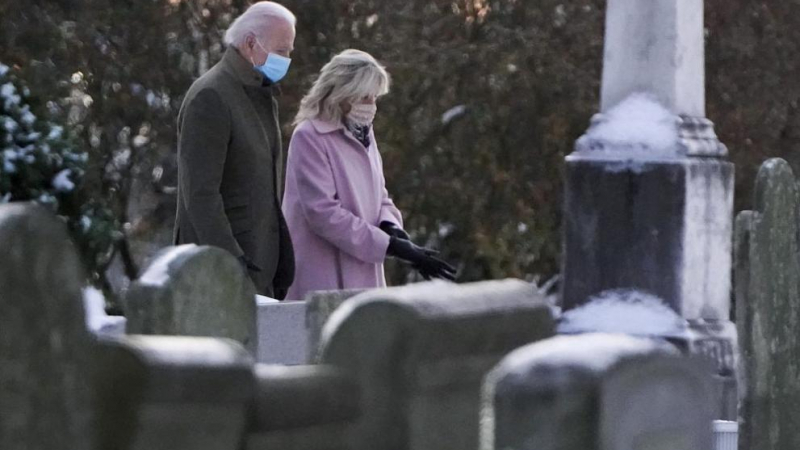 Джо Байдън отиде на гробищата, за да оплаче прегазената си първа съпруга
