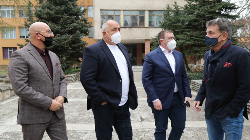 Премиерът Борисов: След ремонта на учебния комплекс в Пазарджик, в него ще могат да се настанят и да живеят над 100 медицински сестри СНИМКИ